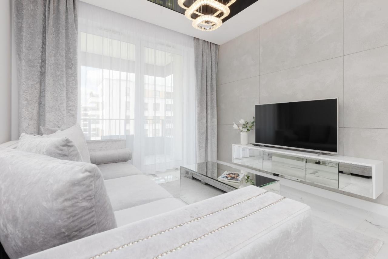 Апартаменти Elegant With Balcony & Parking By Renters