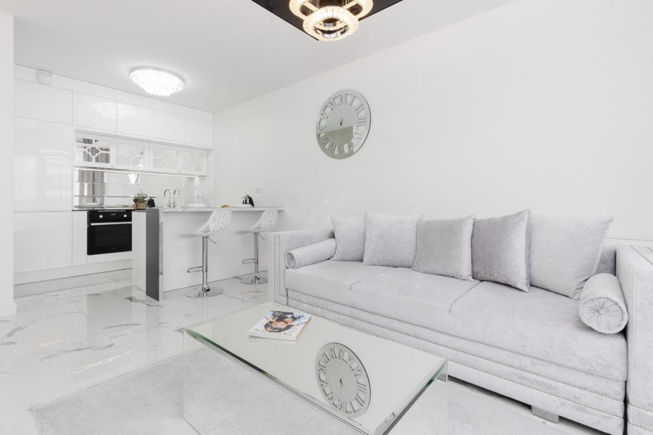 Elegant With Balcony & Parking By Renters Warschau