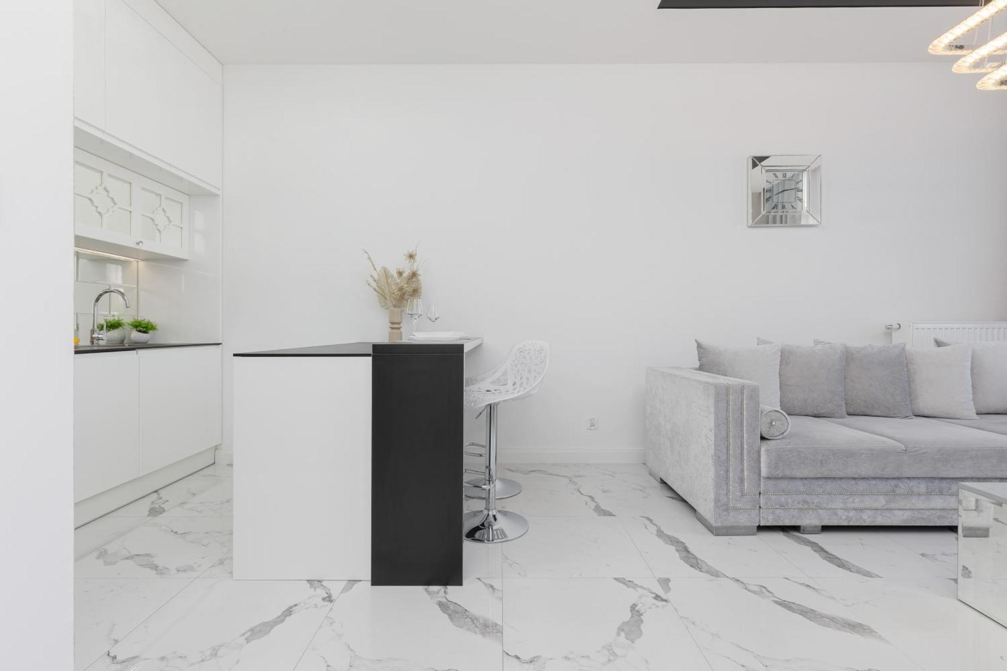 Elegant With Balcony & Parking By Renters