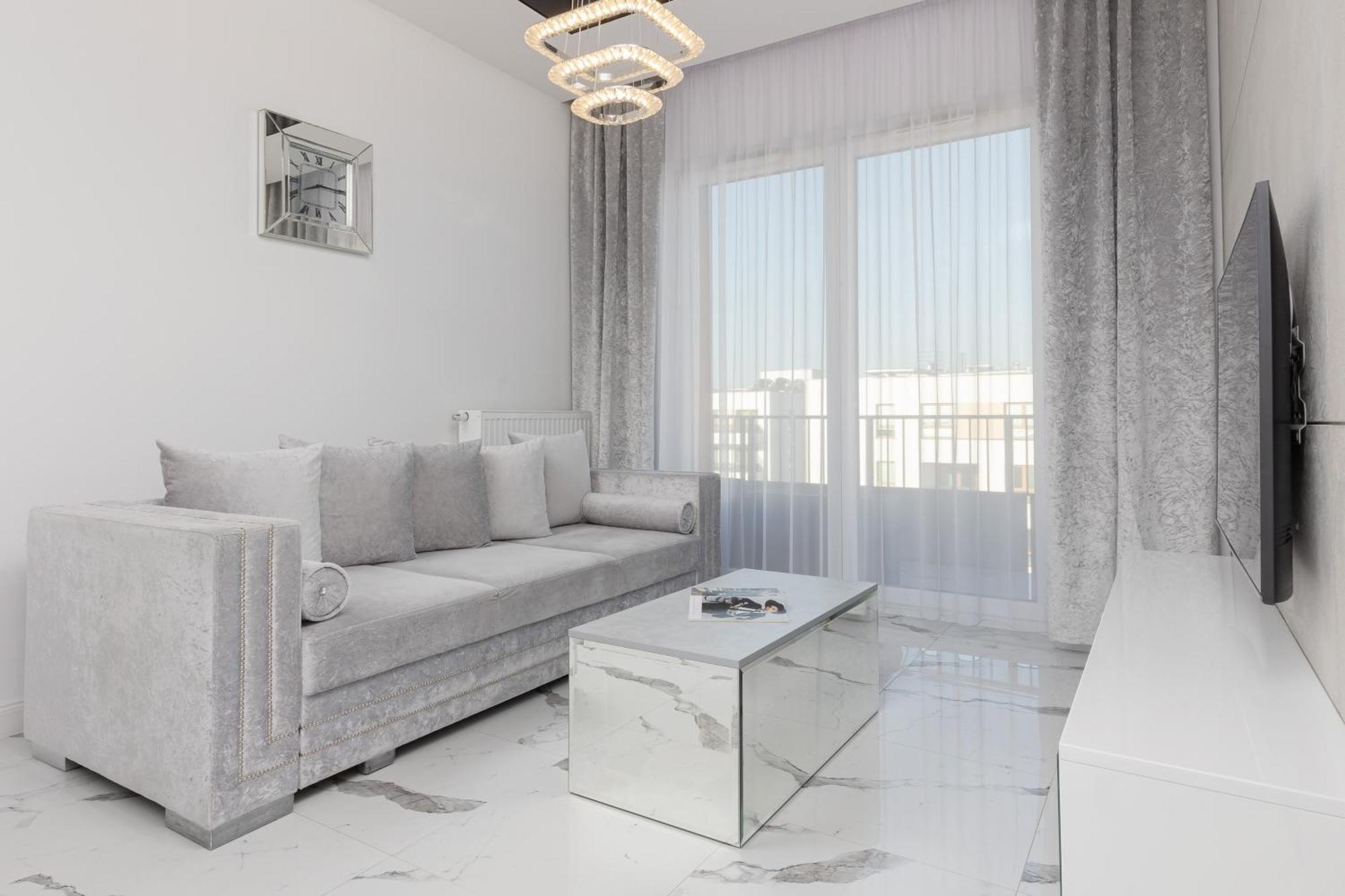 Elegant With Balcony & Parking By Renters Warschau