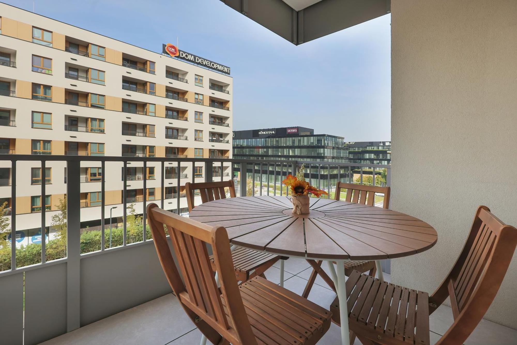 Elegant With Balcony & Parking By Renters Warschau