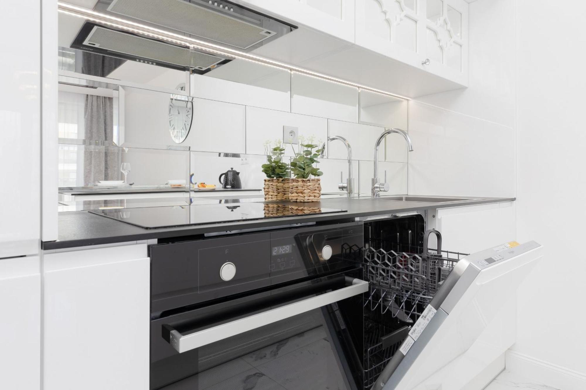 Apartment Elegant With Balcony & Parking By Renters Warschau